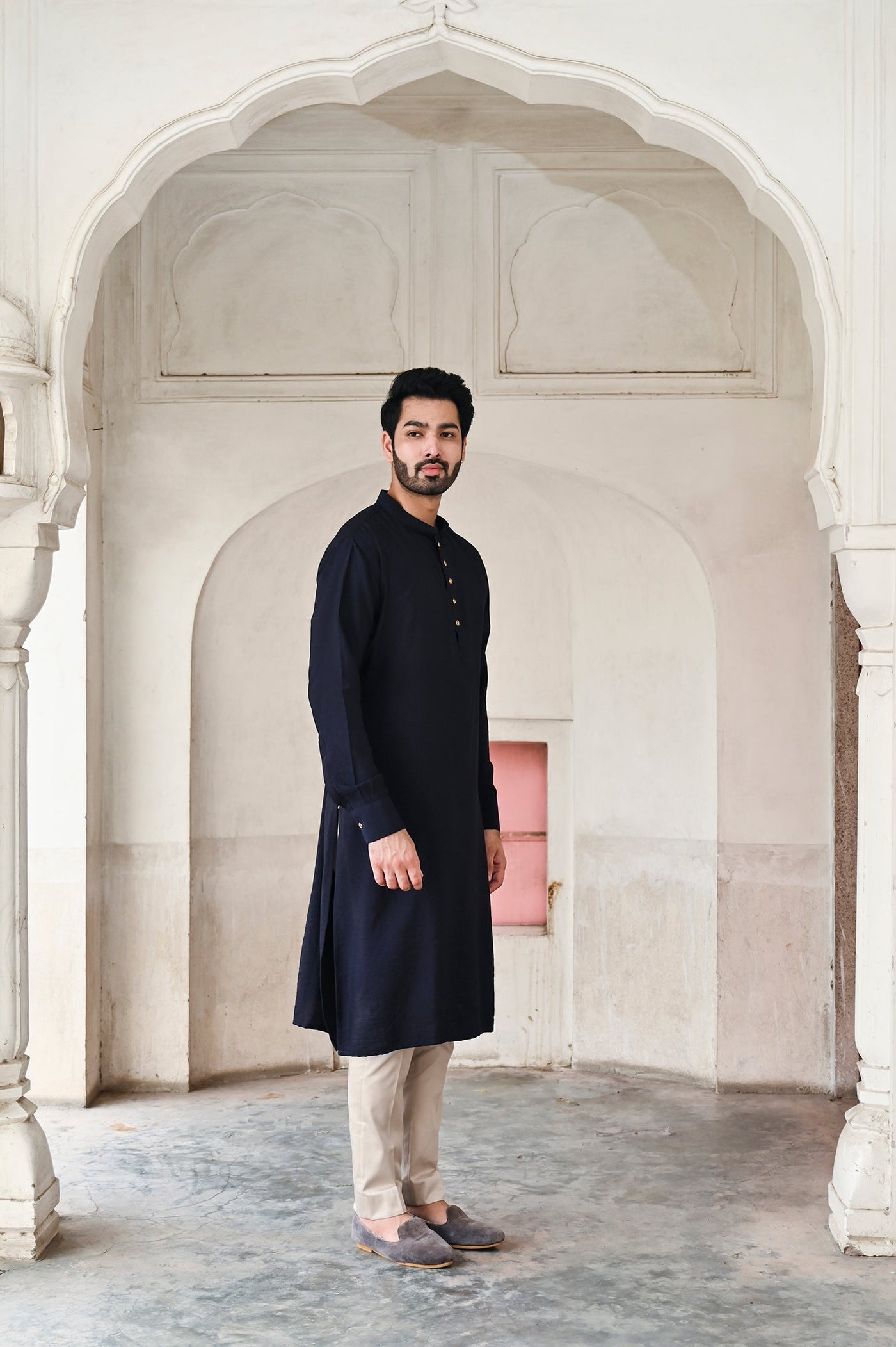 Trendy black moda silk kurta set with mandarin collar for men