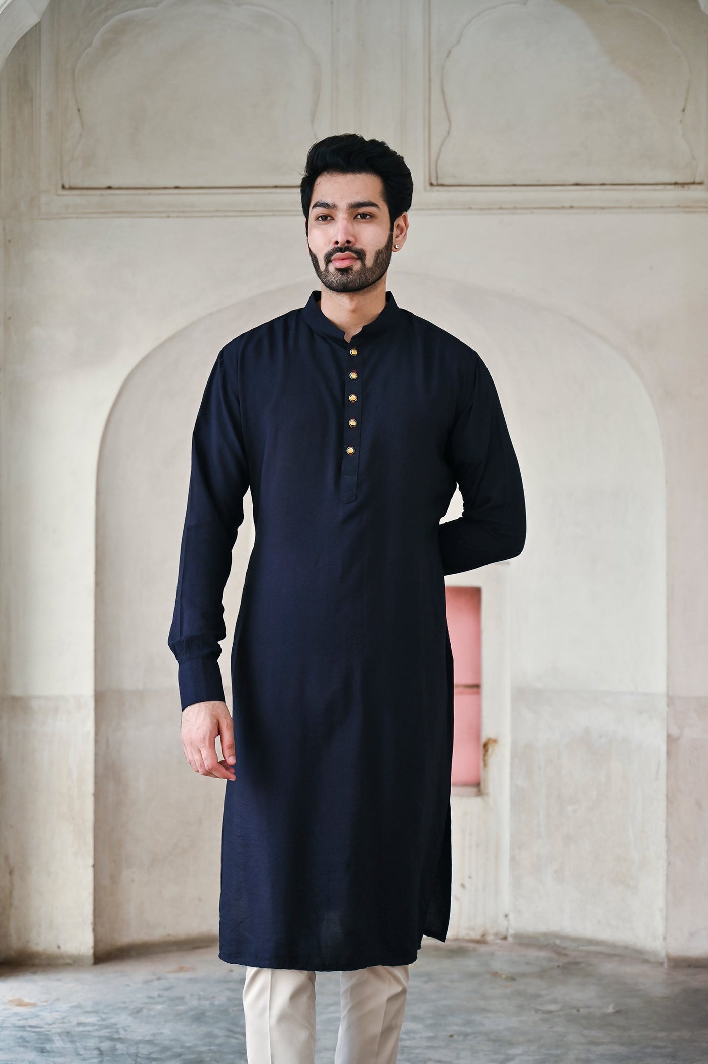 Black moda silk kurta set with mandarin collar for men's fashion