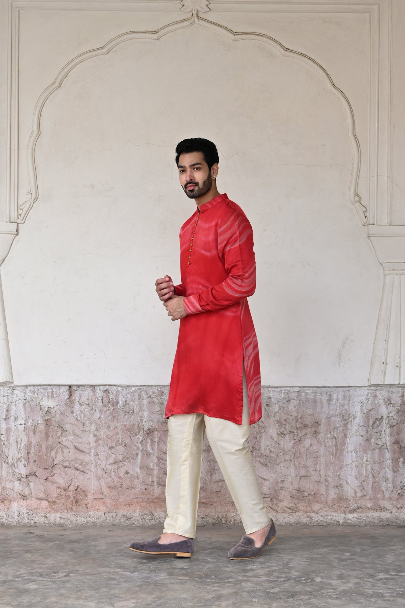 Men's kurta set in red tie-dye Chanderi silk available online