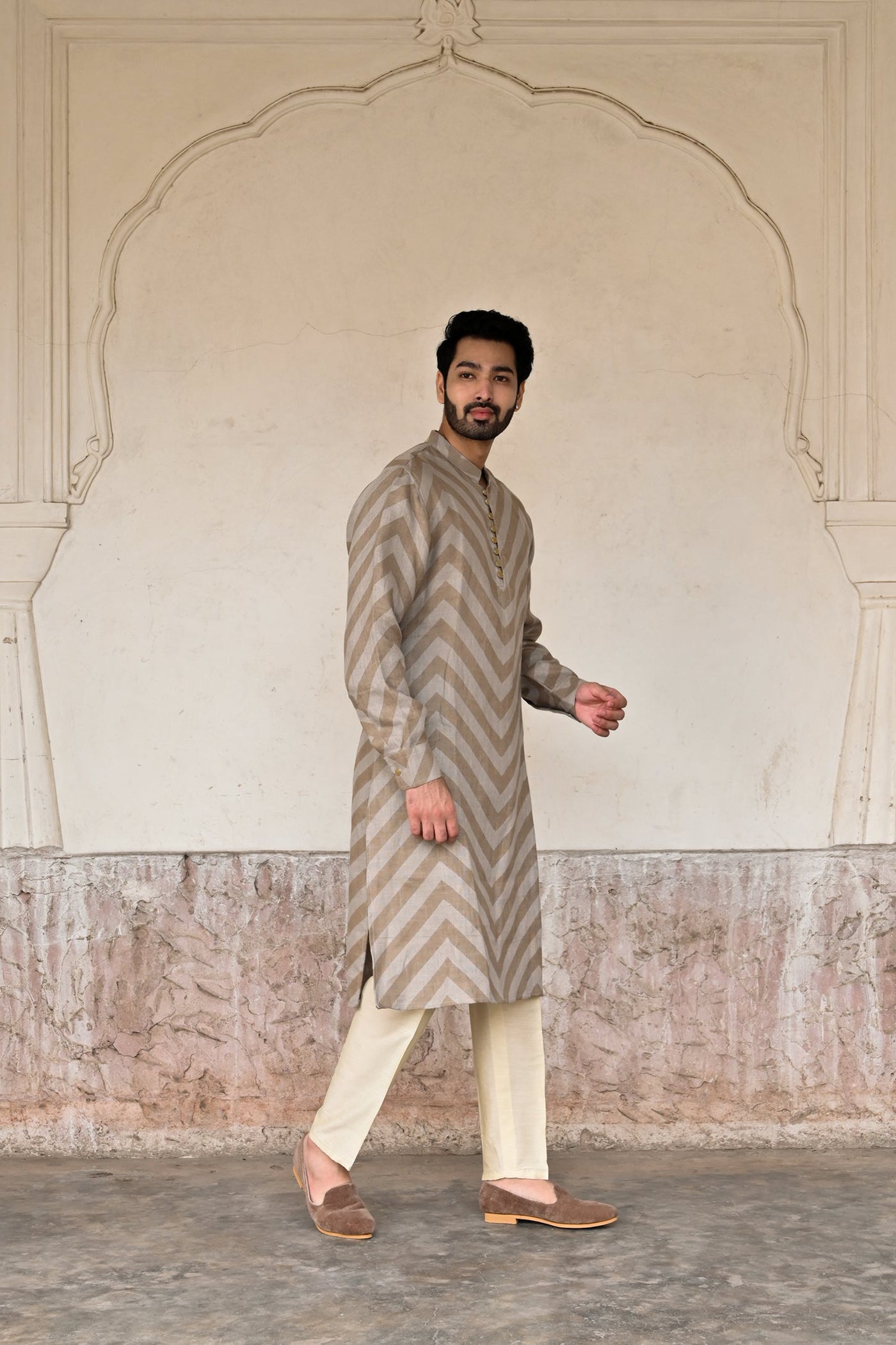 Trendy grey brown wave print kurta set with trouser for men