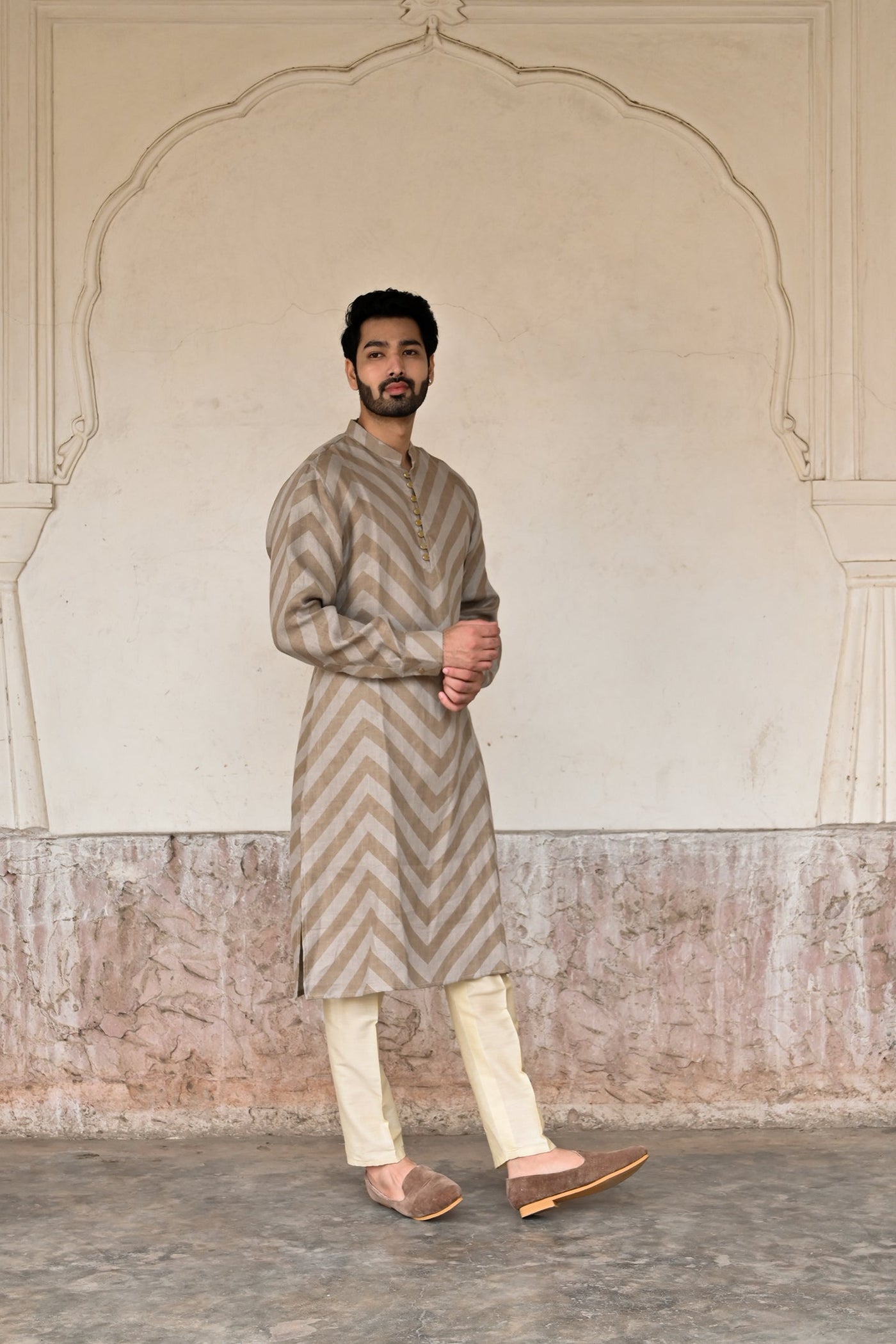 stylish grey brown wave print kurta with trouser for men