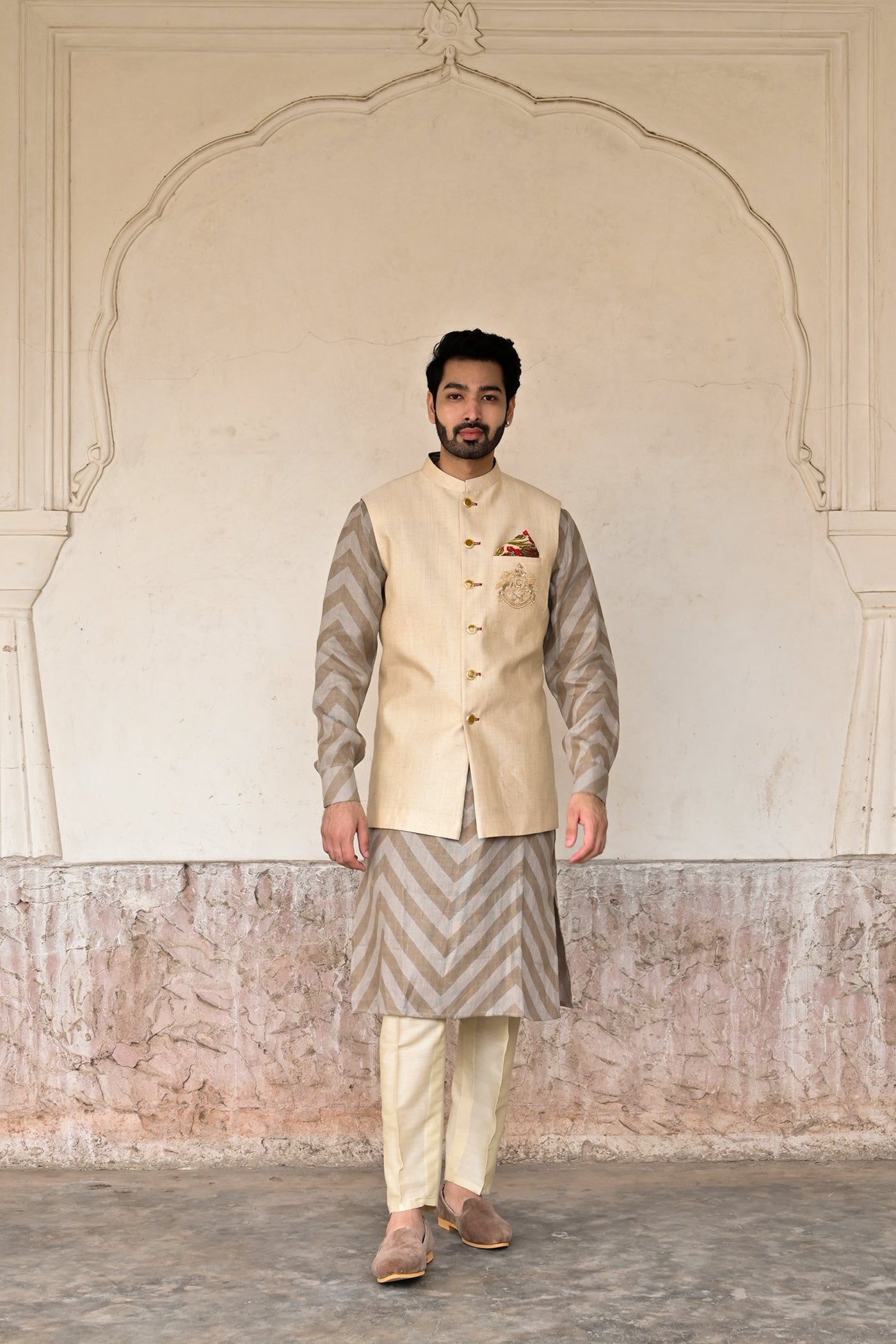Fashionable men's kurta set in grey brown wave print with trouser